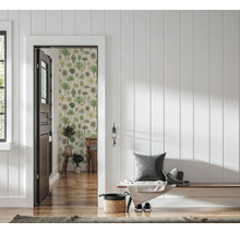 Lichte gang met witte houten lambrisering, houten bank met kussen en hoed en zicht door een deur op een kamer met palmboombehang.