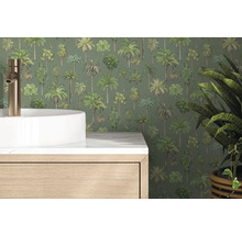 Vliesbehang met palmenpatroon in een badkamer achter een witte opzetwastafel en een wastafelmeubel met houtlook.