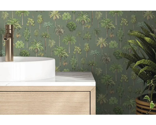 Vliesbehang met palmenpatroon in een badkamer achter een witte opzetwastafel en een wastafelmeubel met houtlook.