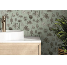 Moderne badkamer met palmboom behang, opzetwastafel, goudkleurige kraan en houten onderkast met marmeren blad.