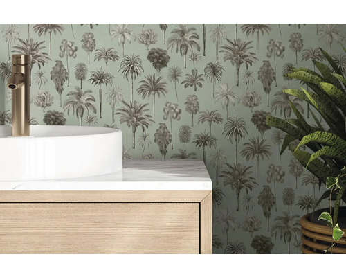 Moderne badkamer met palmboom behang, opzetwastafel, goudkleurige kraan en houten onderkast met marmeren blad.