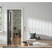 Lichte hal met witte verticale wandpanelen, een houten bank en zicht op een kamer met groen palmboombehang en een parketvloer.