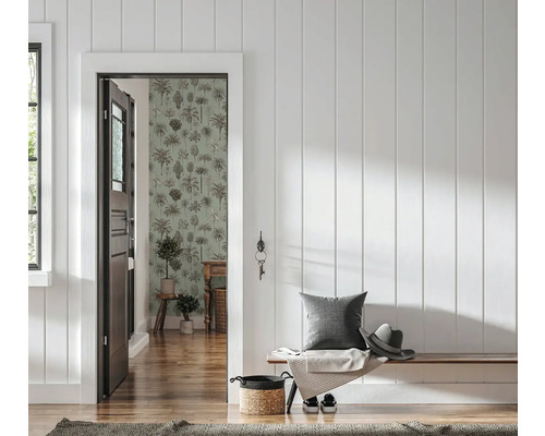 Lichte hal met witte verticale wandpanelen, een houten bank en zicht op een kamer met groen palmboombehang en een parketvloer.