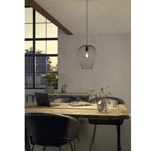 Scène met een metalen hanglamp boven een houten tafel in een lichte ruimte