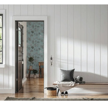 Lichte gang met verticale houten wandpanelen, een houten bankje en uitzicht op een kamer met behang met palmboomprint.