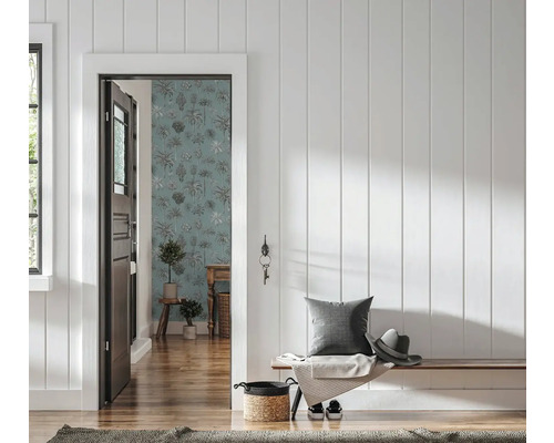 Lichte gang met verticale houten wandpanelen, een houten bankje en uitzicht op een kamer met behang met palmboomprint.