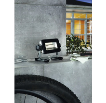 LED bouwlamp op een werkbank met gereedschap en een fietsband