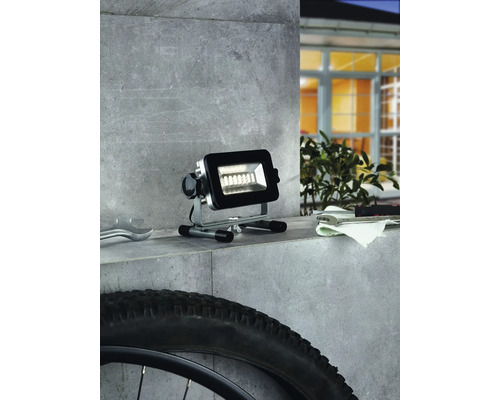 LED bouwlamp op een werkbank met gereedschap en een fietsband