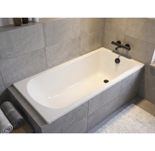 Ingebouwd bad in badkamer met kraan en handdoeken