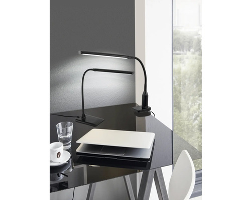 Twee zwarte led-bureaulampen op een glanzend bureau met een laptop, een glas water en een kop koffie.