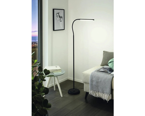 Moderne leeshoek met vloerlamp, bijzettafel en bank