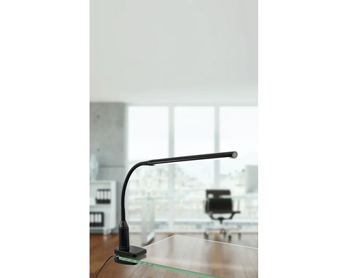 Bureaulamp met klem op een bureau in een kantoor