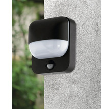 Buitenlamp met bewegingssensor aan een muur gemonteerd