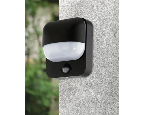 Buitenlamp met bewegingssensor aan een muur gemonteerd