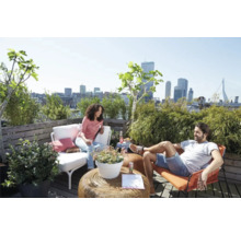 Daktuin met zitmeubelen en uitzicht op de stad