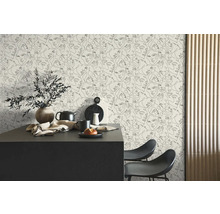 Modern vliesbehang met one-line-art gezichten in een minimalistische keuken met kookeiland en barkrukken.