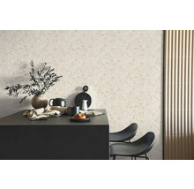 Moderne keukenscène met behang met een abstract lijntekening-gezichtspatroon, donker kookeiland, zwarte stoelen en een decoratieve vaas.