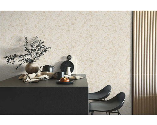 Moderne keukenscène met behang met een abstract lijntekening-gezichtspatroon, donker kookeiland, zwarte stoelen en een decoratieve vaas.