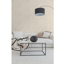 Moderne woonkamer met behang in line-art design met gezichten, een witte bank en een minimalistische salontafel.