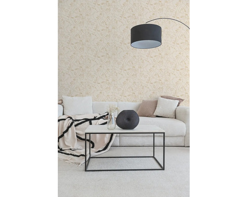 Moderne woonkamer met behang in line-art design met gezichten, een witte bank en een minimalistische salontafel.
