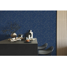 Vliesbehang met abstracte lijntekening van gezichten in een modern ingerichte kamer met donker aanrecht en houten panelen.