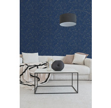 Moderne woonkamer met donkerblauw vliesbehang met gezichten, lichte ribbank, zwarte metalen salontafel en een booglamp.