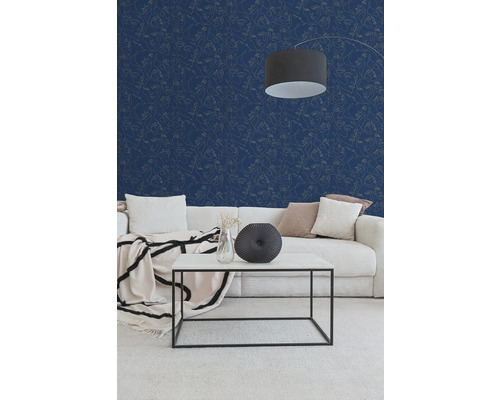 Moderne woonkamer met donkerblauw vliesbehang met gezichten, lichte ribbank, zwarte metalen salontafel en een booglamp.