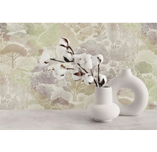 Vliesbehang met een geschetst landschapspatroon van bomen en heuvels, met daarvoor twee decoratieve vazen met katoentakken.