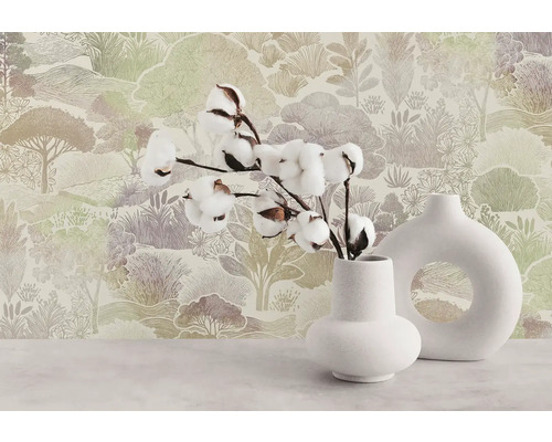Vliesbehang met een geschetst landschapspatroon van bomen en heuvels, met daarvoor twee decoratieve vazen met katoentakken.