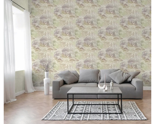 Vliesbehang met bos- en boompatroon in een lichte woonkamer met bank, salontafel en vloerkleed met geometrisch patroon.