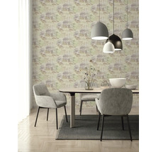 Vliesbehang met boslandschap patroon in lichte eetkamer met moderne tafel, beklede stoelen en hanglampen.