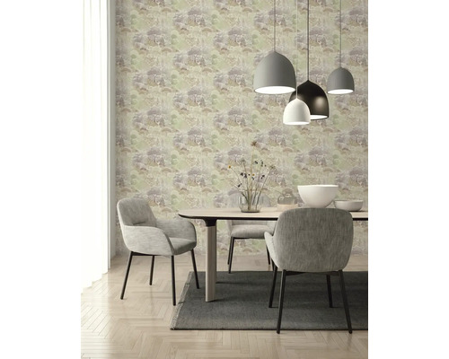 Vliesbehang met boslandschap patroon in lichte eetkamer met moderne tafel, beklede stoelen en hanglampen.