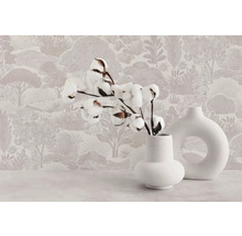 Modern interieur met behang in landschapspatroon, twee witte keramieken vazen en een katoentak op een licht oppervlak.