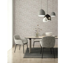 Moderne eetkamer met behang met bospatroon, houten tafel, grijze beklede stoelen en meerkleurige hanglampen boven een donker vloerkleed.