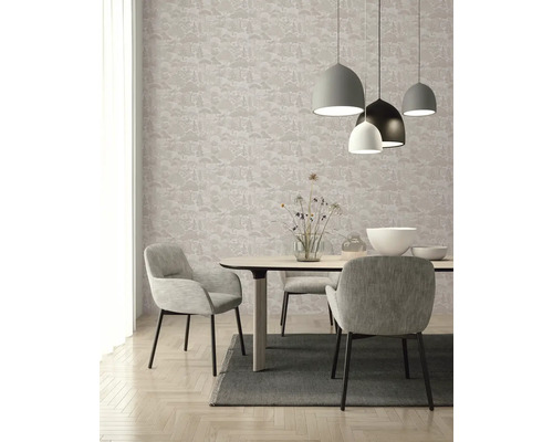 Moderne eetkamer met behang met bospatroon, houten tafel, grijze beklede stoelen en meerkleurige hanglampen boven een donker vloerkleed.