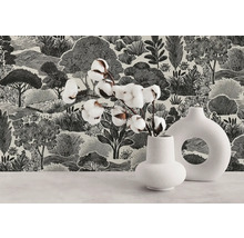 Vliesbehang met gedetailleerd landschapspatroon in zwart en wit, gecombineerd met moderne witte vazen en katoentakken.