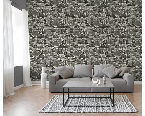 Moderne woonkamer met behang met boompatroon, grijze bank, salontafel en vloerkleed met patroon op een lichte houten vloer.