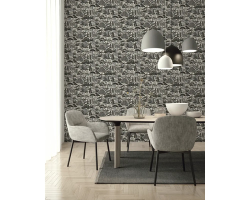 Vliesbehang met bospatroon in zwart-wit in een modern ingerichte eetkamer met houten tafel en grijze gestoffeerde stoelen.