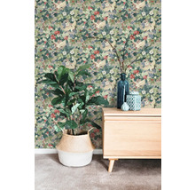 Vliesbehang met een patroon van kraanvogels en bloemen op een muur achter een dressoir en een kamerplant in een mand.