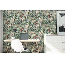 Lichte werkplek met vliesbehang met bloemen- en kraanvogelpatroon, een houten bureau en een witte ladekast.