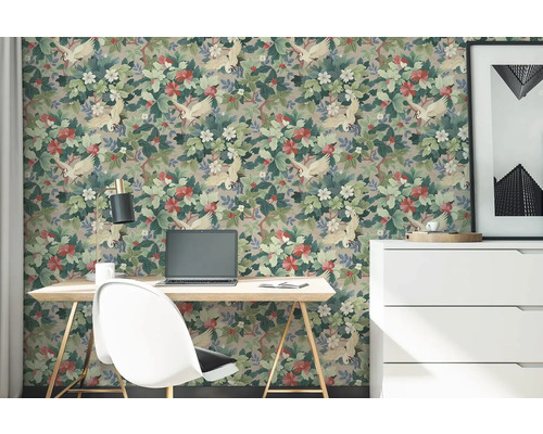 Lichte werkplek met vliesbehang met bloemen- en kraanvogelpatroon, een houten bureau en een witte ladekast.