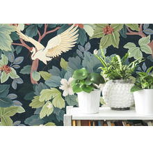 Vliesbehang met kraanvogel- en bladerenmotief, met kamerplanten in potten op een witte plank.