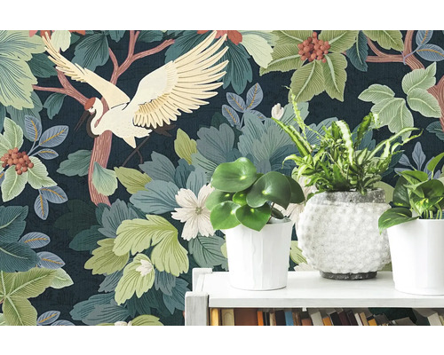 Vliesbehang met kraanvogel- en bladerenmotief, met kamerplanten in potten op een witte plank.