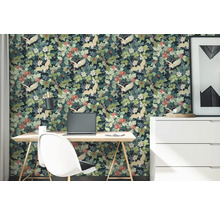 Vliesbehang met kraanvogel- en plantenpatroon in een werkkamer met bureau, stoel en ladekast.