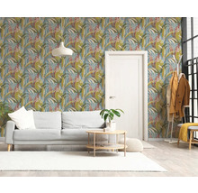 Moderne woonkamer met behang met tropisch bladpatroon, lichtgrijze bank, witte deur, houten salontafel en wit tapijt op een houten vloer.