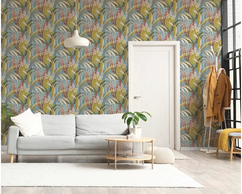 Moderne woonkamer met behang met tropisch bladpatroon, lichtgrijze bank, witte deur, houten salontafel en wit tapijt op een houten vloer.