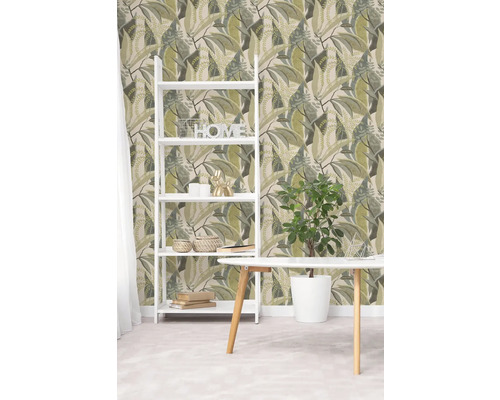 Woonruimte met patroonbehang met bladmotief, witte ladderkast, kamerplant en witte tafel.