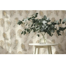 Vliesbehang met pauwenverenpatroon achter een witte tafel met eucalyptustakken in een glazen vaas.