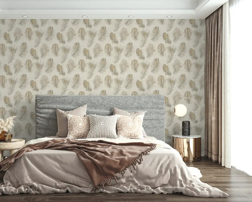 Licht ingerichte slaapkamer met vliesbehang met verenpatroon, grijs gestoffeerd bed, sierkussens en een moderne bijzettafel.