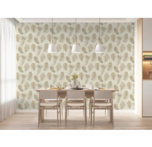 Licht ingerichte eetkamer met vliesbehang met vederpatroon, een houten eettafel met stoelen en drie moderne hanglampen.